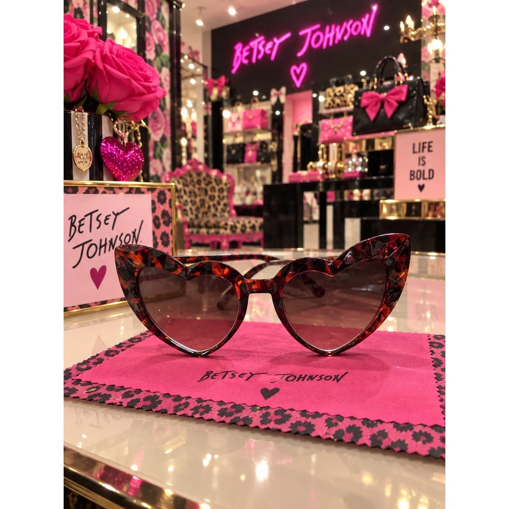FS50 Betsey Johnso  heart sunglasses nwt